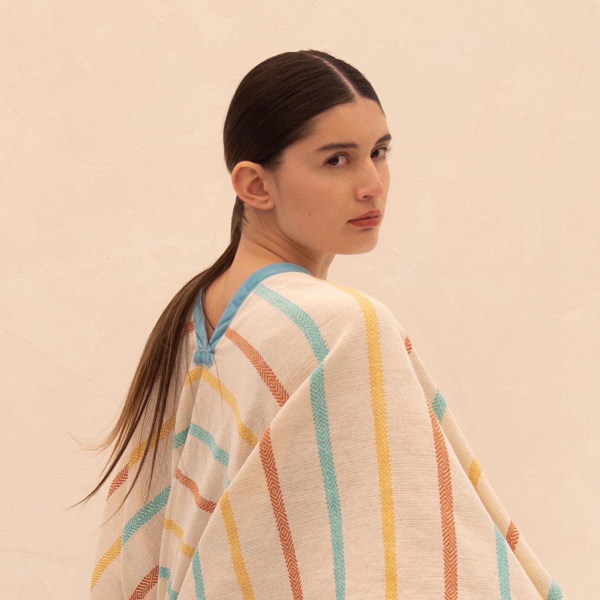 olgafisch's tweet photo. Descubre nuestra colección de ponchos Quinde. Hechos de algodón ligero, estos ponchos son la elección perfecta para los días de verano. Eleva tu estilo veraniego con nuestros diseños únicos. #PonchosQuinde #Algodón #EstiloVerano #Elegancia https://t.co/Anq9y1WfxI