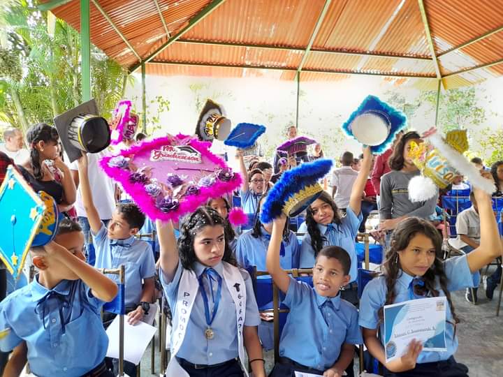 geminismg's tweet photo. Con alegría y orgullo, niños y niñas de las diferentes instituciones que integran los CDCE Tinaco, Lima Blanco y Tinaquillo, fueron promovidos a 1er grado y 1er año de media general. @NicolasMaduro @_LaAvanzadora @cdce_cojedes #PoesíaEsUnión https://t.co/YMlfQV05j1