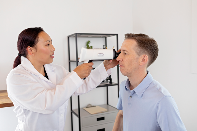OptomedUS's tweet photo. The ophthalmoscope is a valuable tool for diagnosing eye conditions, but it's not without its drawbacks. Why not upgrade to a fundus camera for more detailed and accurate images of the retina and optic nerve? #DitchTheOphthalmoscope #HandheldFundusCamera https://t.co/lTXgV6n1bm https://t.co/iz4vJ01XL6
