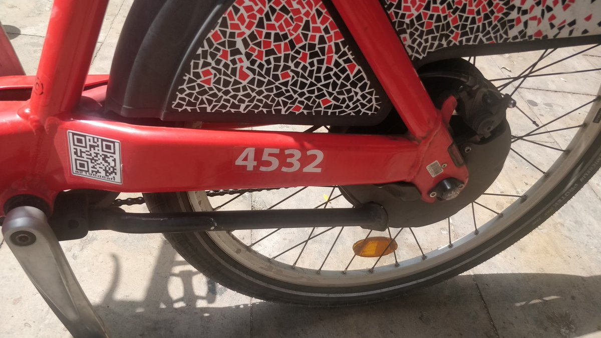 BGTA's tweet photo. @bicing me pegat un pinyaco guapo pq els de #BCNeta estan regant el carril bici del c/ tarragona apart que el fre de devant de la bici no va, on puc reclamar l'accident pel mal funcionament de la bici? que faig? https://t.co/twpvbjqFIL