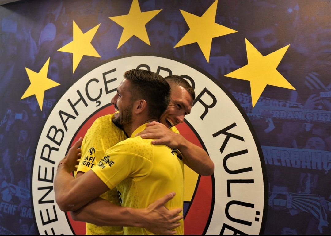 Adamlar Doğuştan Fenerli Gibi

#DünyaFenerbahçelilerGünü