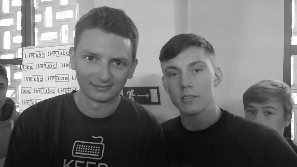 KopyTkowsky's tweet photo. Myślę, że przez tę tragiczną informację, świadomość ludzi o swoim zdrowiu psychicznym zmieni się na lepsze.
Rok 2014, Wwa, Hala Torwar. Zjazd polskiej śmietanki YouTube. Wśród nich prekursor pranków, wystąpień publicznych, śmieszkowania w internecie-Ravgor
#ravgor #rip #memory https://t.co/PzeRkFQNFj