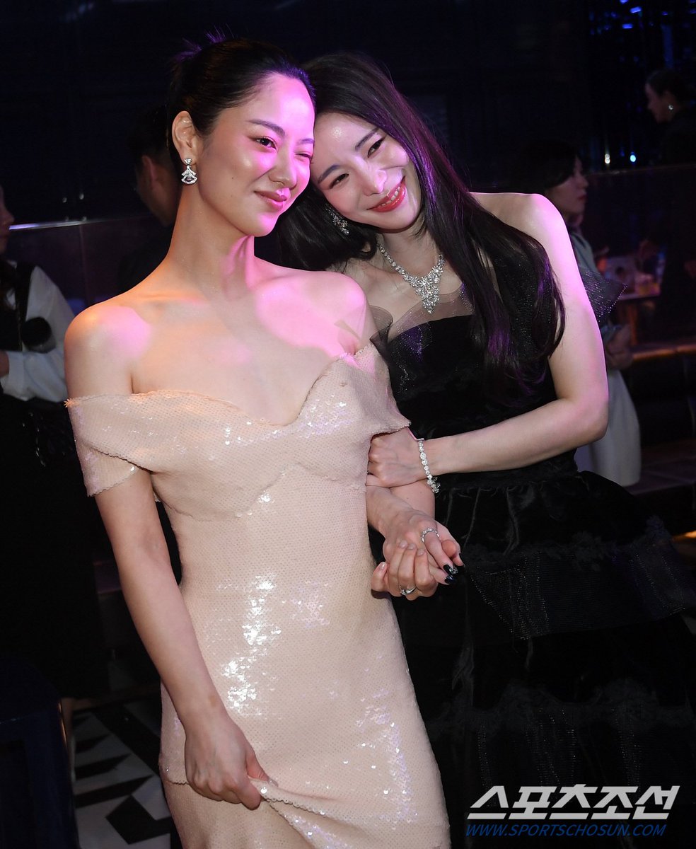 foryeobeen_intl's tweet photo. #JeonYeobeen with Lim Jiyeon at the 2nd Blue Dragon Series Awards ✨️

#전여빈 https://t.co/L474eP0Gv8