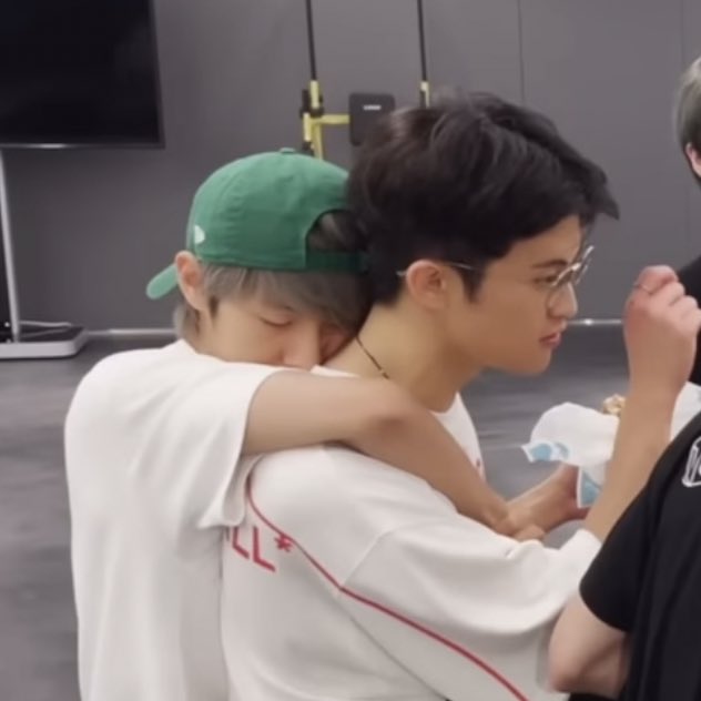 อินจุนกอดพี่ม้าคจนแก้มบี้ 🥺🤏🏻