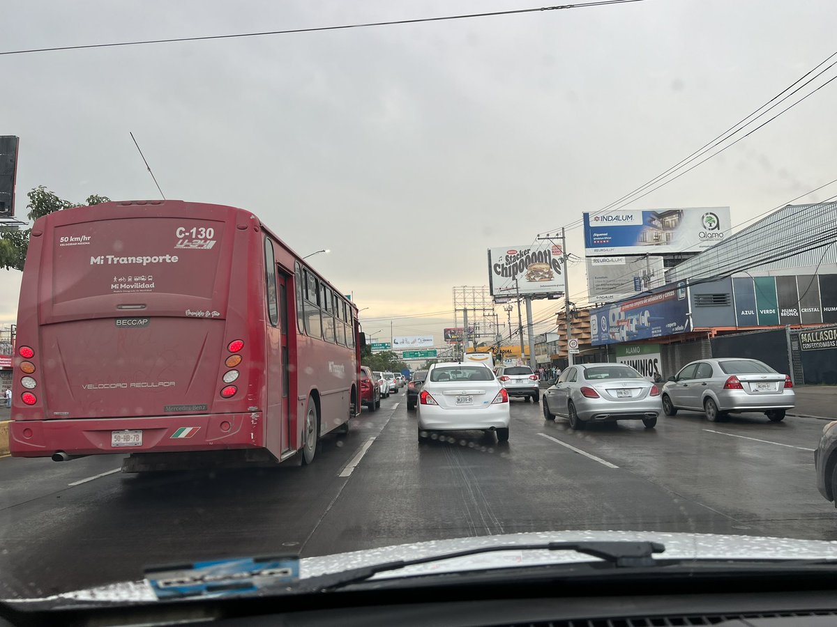 CesarSalcidoG's tweet photo. @Trafico_ZMG de por si un cagadero y los camiones cruzandose 3 carriles para bajar pasajeros o de plano los bajaba ahí donde se reporta esto?? https://t.co/tGD9i0Sg1E