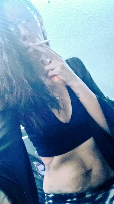 A quick Wake n Bake before I release content for Wet n Wild Wednesday 🥰🥰 gunna be a good day https://t