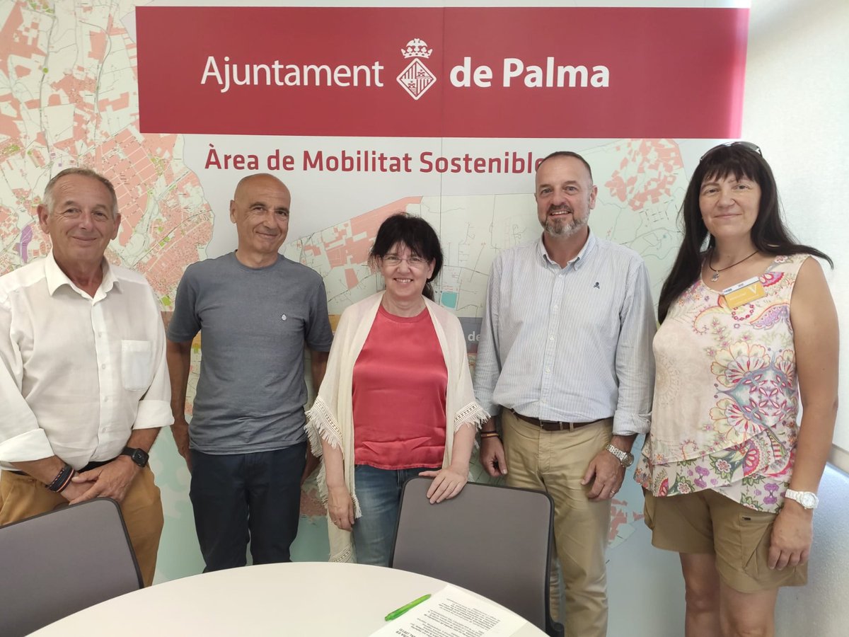 La Campaña Patinetes y Bicis a Raya nos hemos reunido con el regidor de movilidad de Palma. Hay que recuperar los derechos de los peatones. 
ultimahora.es/noticias/palma…