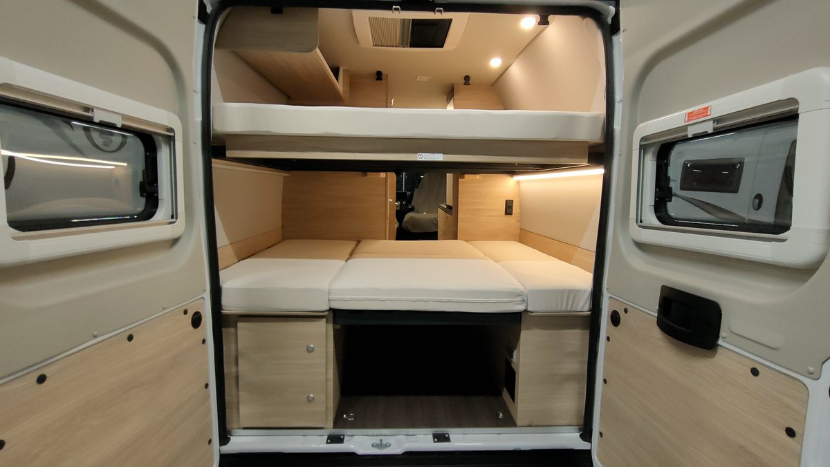 CaravanasJuan's tweet photo. Os presentamos la Knaus Boxstar 600 Family 2023. Una bonita camper perfecta para una familia: salón para cuatro personas, doble cama trasversal trasera, baño, cocina. Todo lo necesario para viajar a cualquier sitio🏖️🏞️🌄 #muevetuvida #caravanasjuan

https://t.co/S7WLCP1hSO https://t.co/VhbISoTskQ
