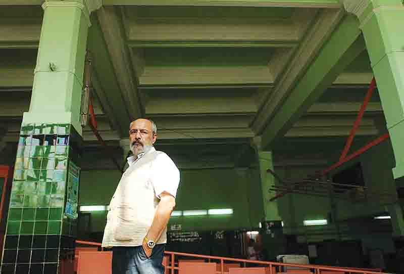 Enis Batur: “Nasıl daha derin işler çıkarabilirim” kaygısını taşıyanların soyunun tükeneceğini sanmıyorum.
"Sıkı bir yapıt kurma kaygısının yerini hızla ticari başarı isteği aldı. Bu durumda ister istemez kimi yazın türleri dar bir okur çevresine sıkıştı: Şiir, öykü, deneme,