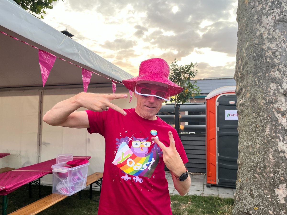 Wear all the pink #Yoast things during the #Vierdaagse #RozeWoensdag, even pink glitter nailpolish 

#lgbtqiapride