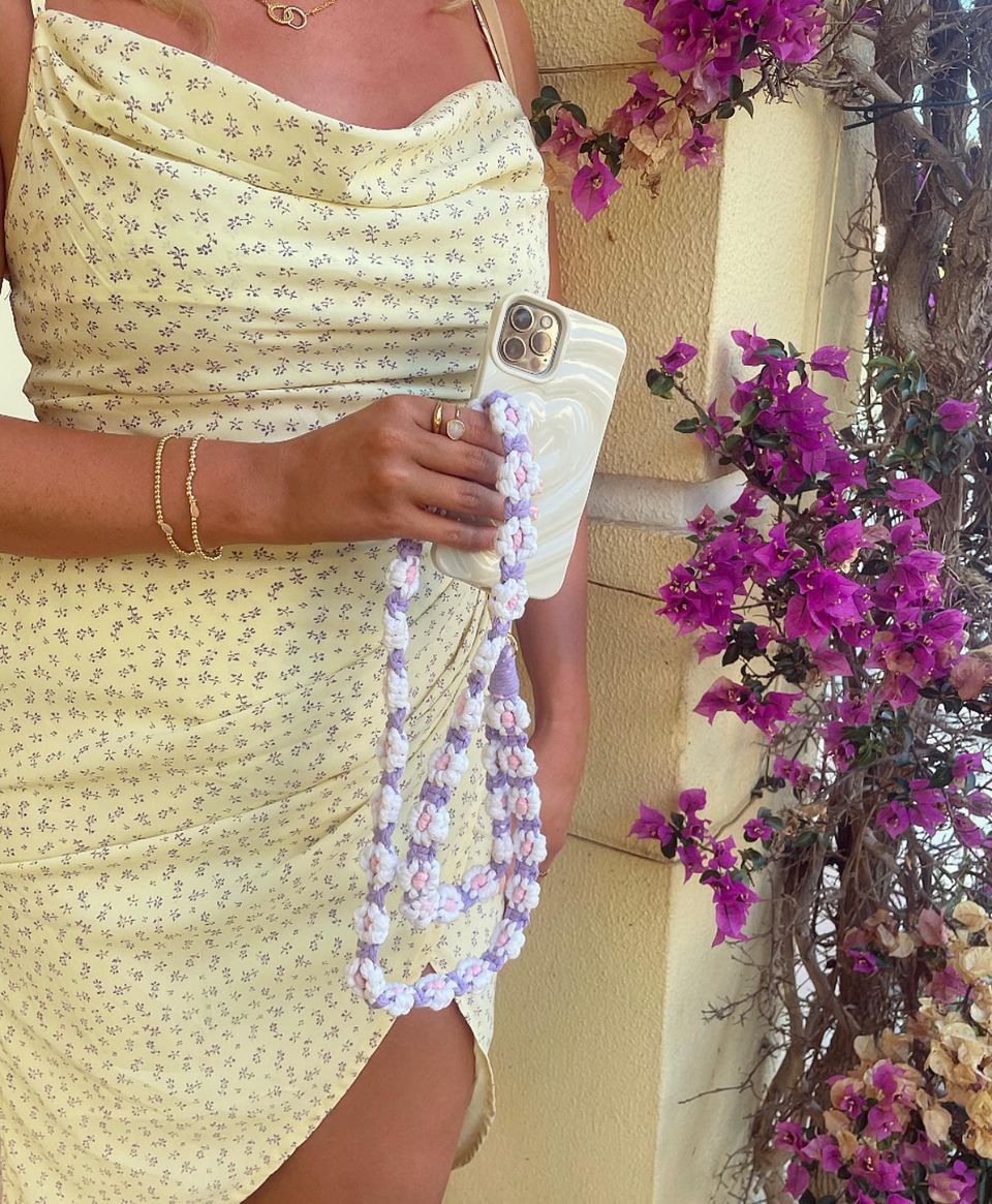 coconutlaneuk's tweet photo. OBSESSED with our new Crochet Flowers phone straps💐⁠
Get yours at https://t.co/bZr9ExSoK4 💫⁠
⁠
📷️: @carlyjones_x @lillypalm__⁠
⁠
#coconutlane https://t.co/Y3unYYwEFq