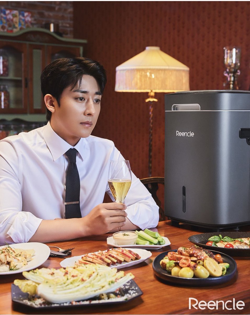 shj_sangchaeg's tweet photo. #ソンホジュン さんが料理作る側?!
俺の料理いいだろ?な感じだったの?
でもなんでその虚ろな目?
#손호준 #reencle https://t.co/bJVuw2AM5b