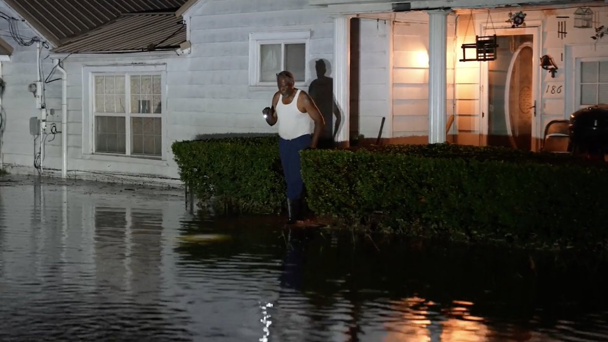 Breaking Weather by AccuWeather on Twitter "BREAKING A flash flood