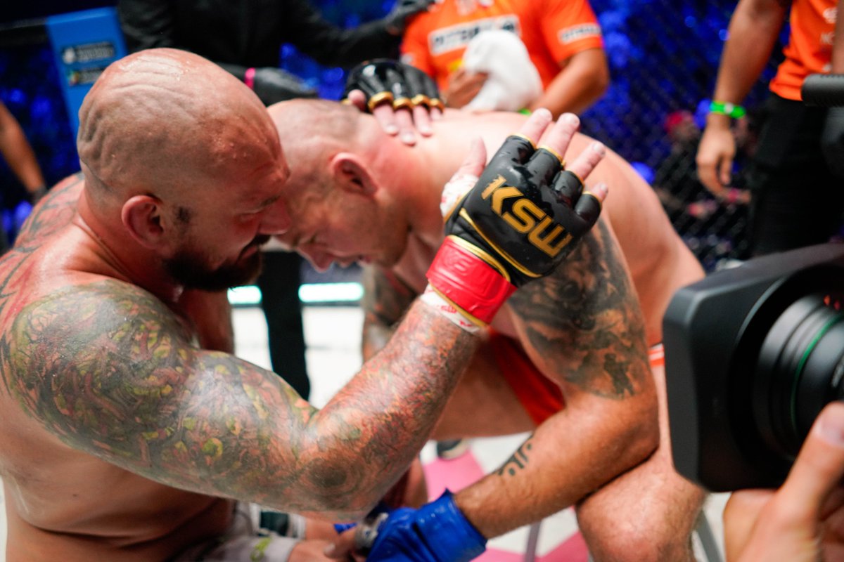 KSW_MMA's tweet photo. 𝐑 𝐄 𝐒 𝐏 𝐄 𝐂 𝐓 💙 #KSW84 https://t.co/jcwNWs6eoD