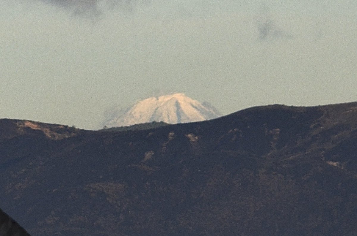 Mañana despejada en #Bogotá con el nevado 🗻 del Tolima de fondo 😍