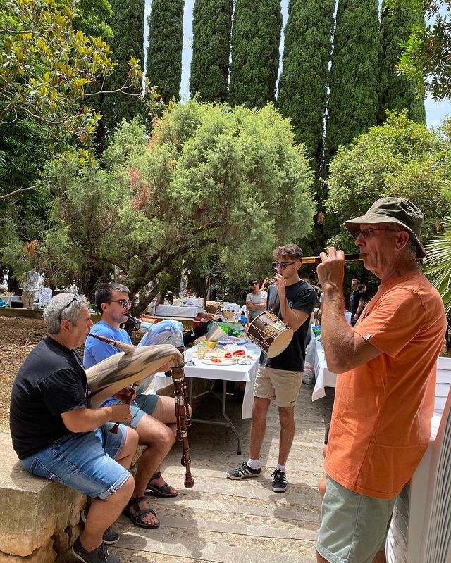 Mallorca5000's tweet image. Enguany, una vegada més, tendrem amb nosaltres als @xeremiersorats !! 
Esteim molt contents de poder compartir aquest dia amb vosaltres i que animeu als nostres corredors amb la vostra música.  
Gràcies de nou!  #amerMallorca5000 #xeremiersorats #SerraTramuntana