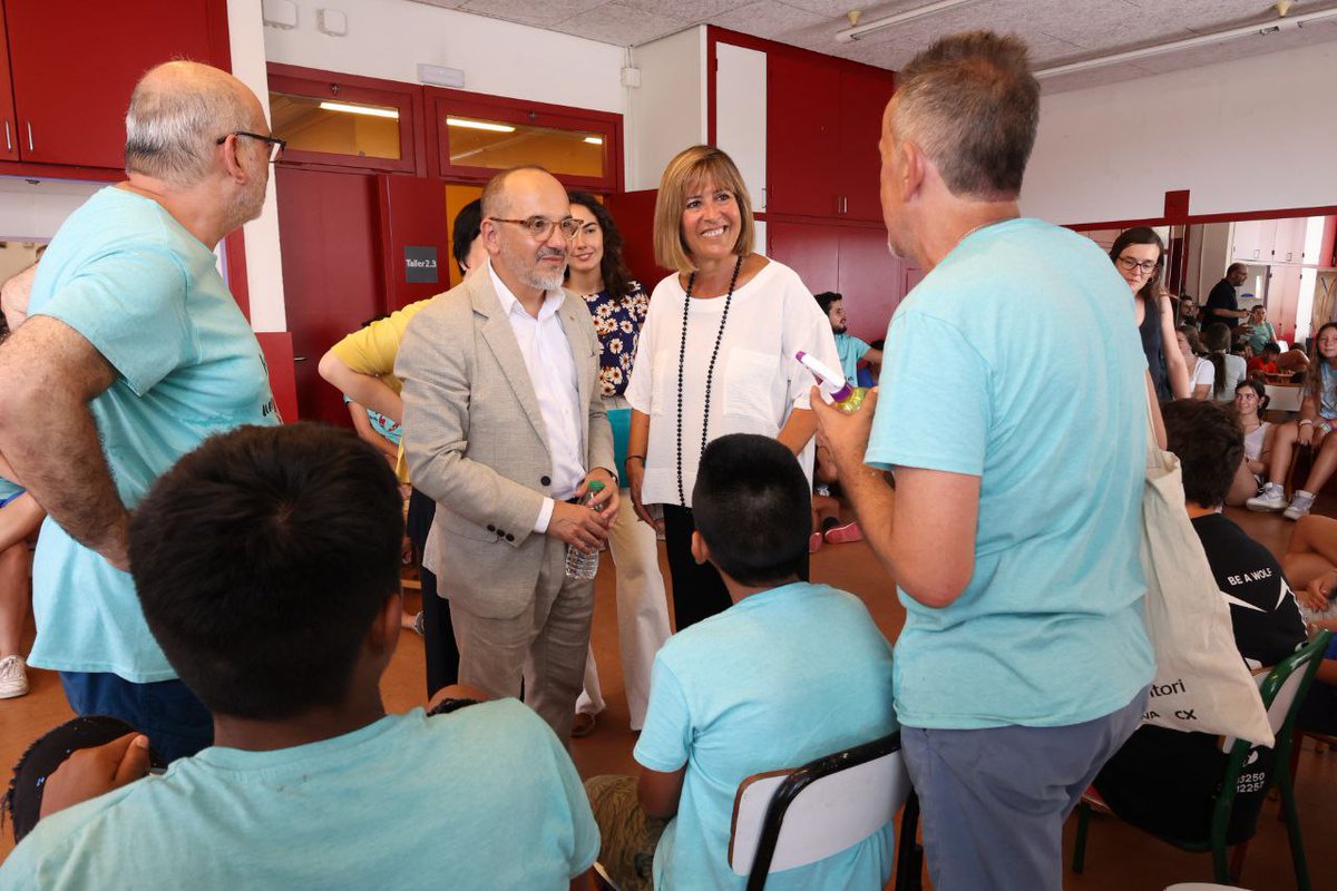 nuriamarinlh's tweet photo. Amb el conseller de @dsocialscat @carlescampuzano i membres @fundesplai visitem l’Esplai @cebellvitge per conèixer les activitats que fan infants i joves. Oferir més oportunitats de lleure a l’estiu, educar en valors i enfortir la convivència també ajuda a millorar l’èxit escolar https://t.co/8xIvByl9MI