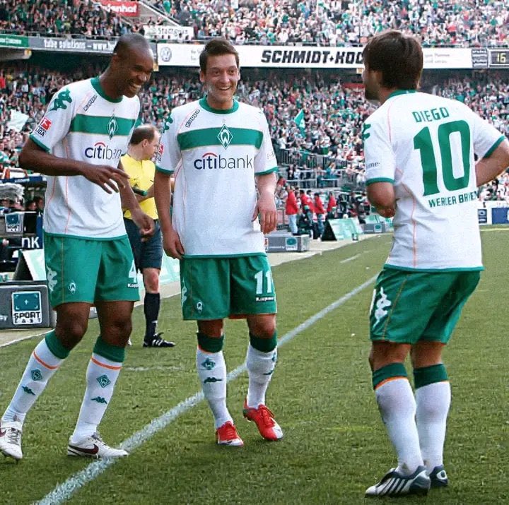 Football Pictures That Go Hard tweet media