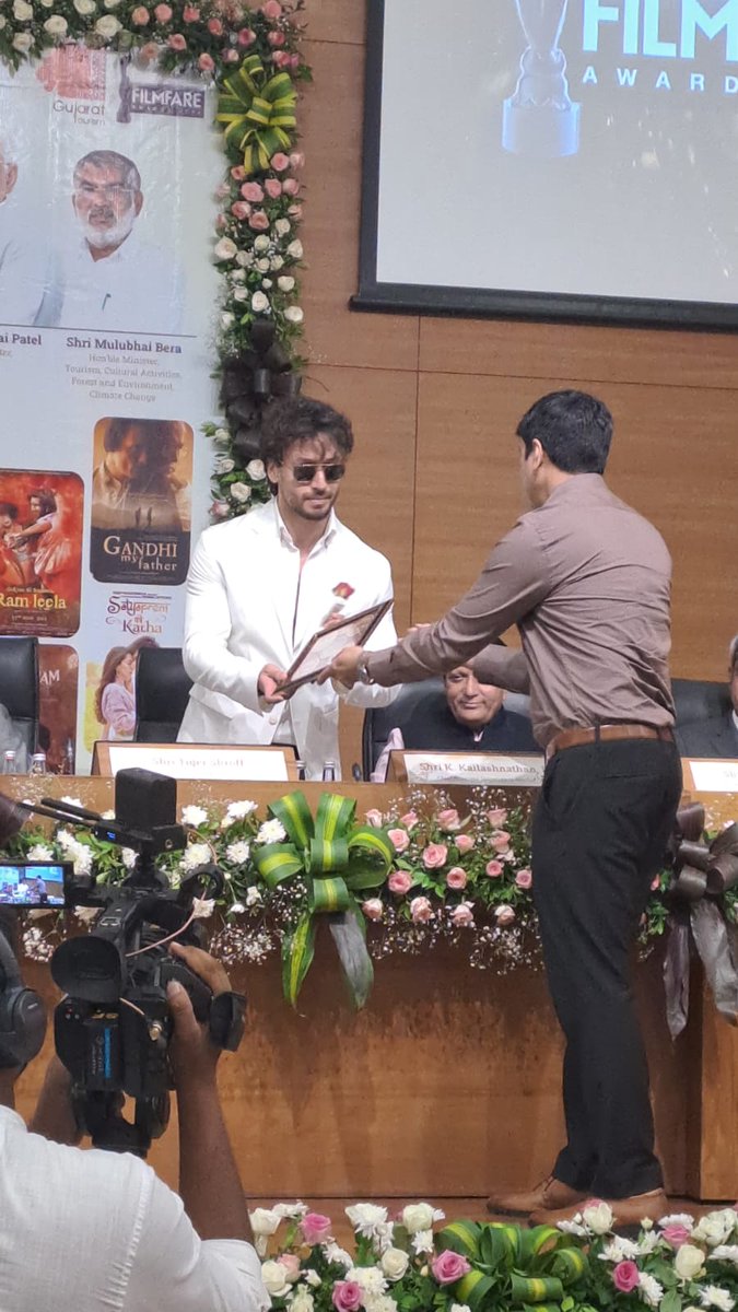 My city....😍😍👀🔥 #Ahmedabad
Tiger Shroff attends the MOU signing ceremony for the 69th Filmfare Awards 2024 with Gujarat Tourism!

#69thFilmfareAwards2024 with #GujaratTourism #Filmfare #Filmfare2024 #Tigershroff
#ganapath