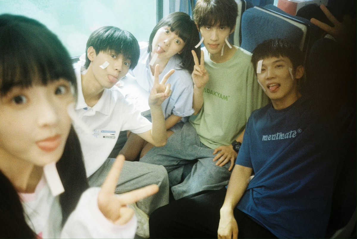 dramapotatoe's tweet image. Director Cattree shares old snaps from the filming of #WhenIFlyTowardsYou 

More - weibo.com/2385341970/492…