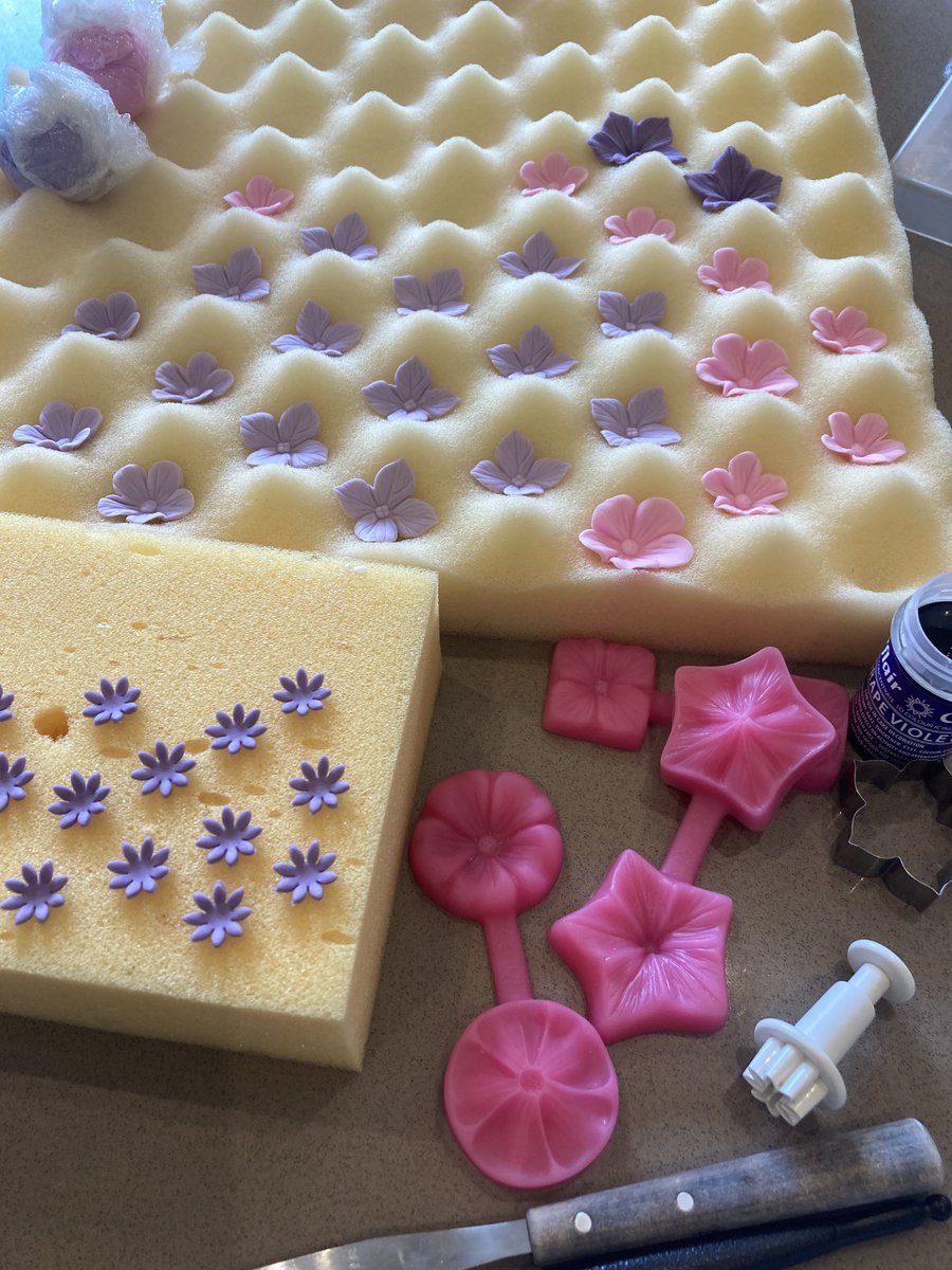 LouBcakes's tweet image. In my #happyplace today! #sugarflowers #cakes #cakedecorating