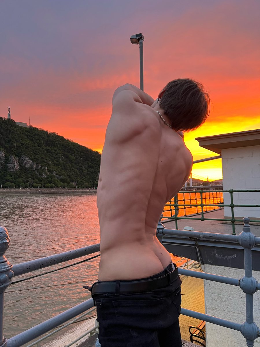 AndriiLevchenko's tweet photo. It’s sunset 🌅 https://t.co/kTWV6V6a7S