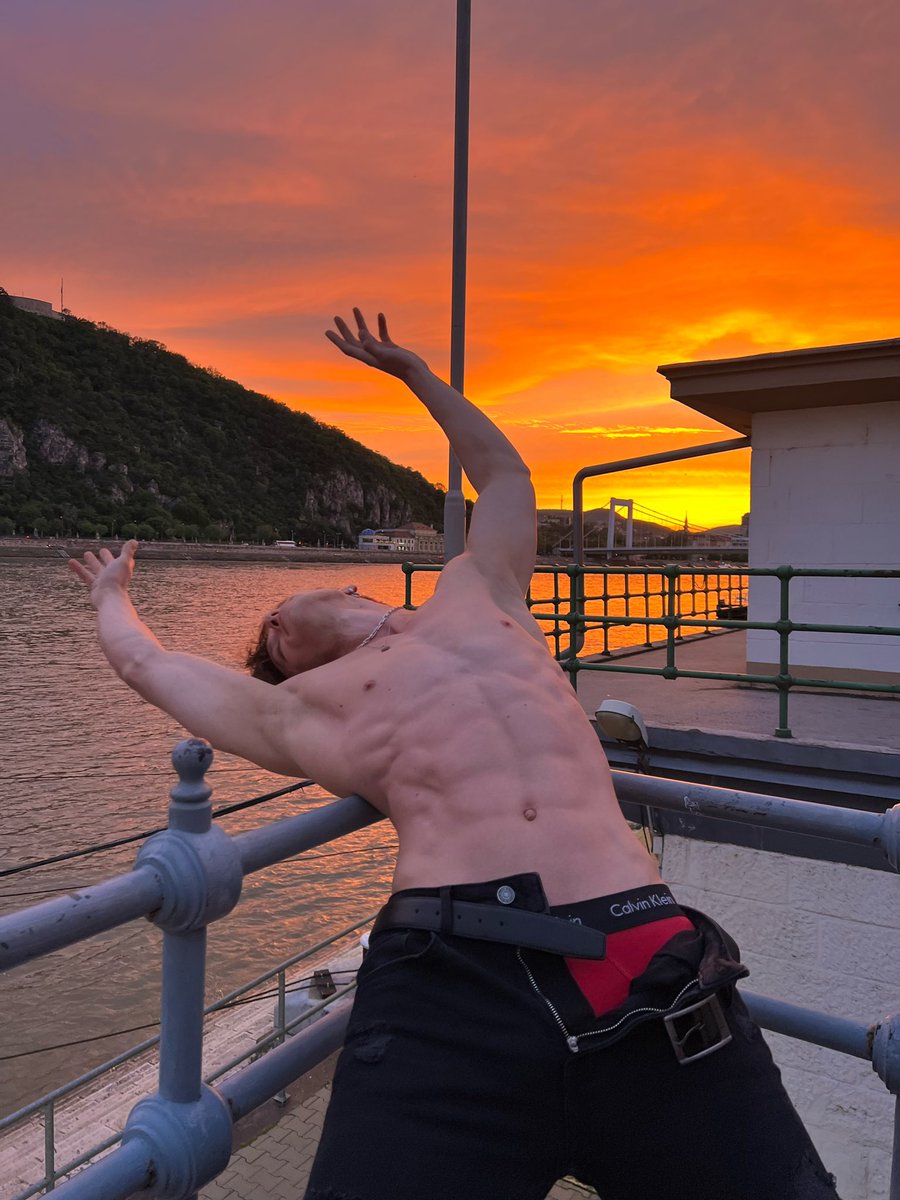 AndriiLevchenko's tweet photo. It’s sunset 🌅 https://t.co/kTWV6V6a7S