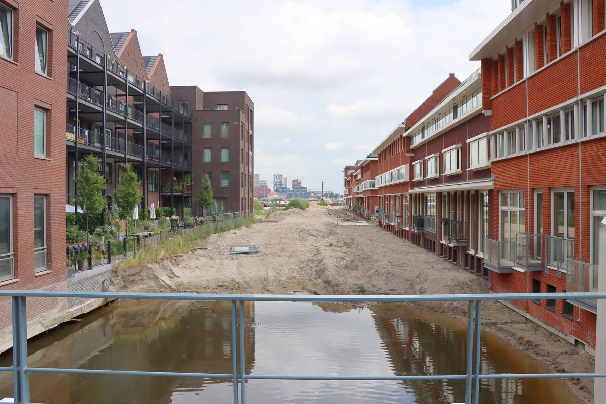 PersburoUNN's tweet image. Op woensdagmiddag 19 juli start de Gem. Amsterdam met het volledig vullen van de #grachten in de #Houthaven Dit gebeurt door IJ-water toe te voegen in de gegraven grachten aan de kant van de #Spaarndammerbuurt. via bit.ly/3K3g40O @AmsterdamNL