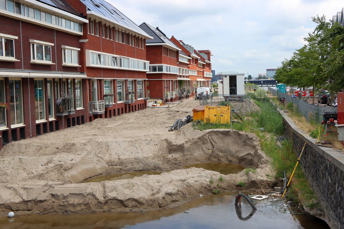 PersburoUNN's tweet image. Op woensdagmiddag 19 juli start de Gem. Amsterdam met het volledig vullen van de #grachten in de #Houthaven Dit gebeurt door IJ-water toe te voegen in de gegraven grachten aan de kant van de #Spaarndammerbuurt. via bit.ly/3K3g40O @AmsterdamNL