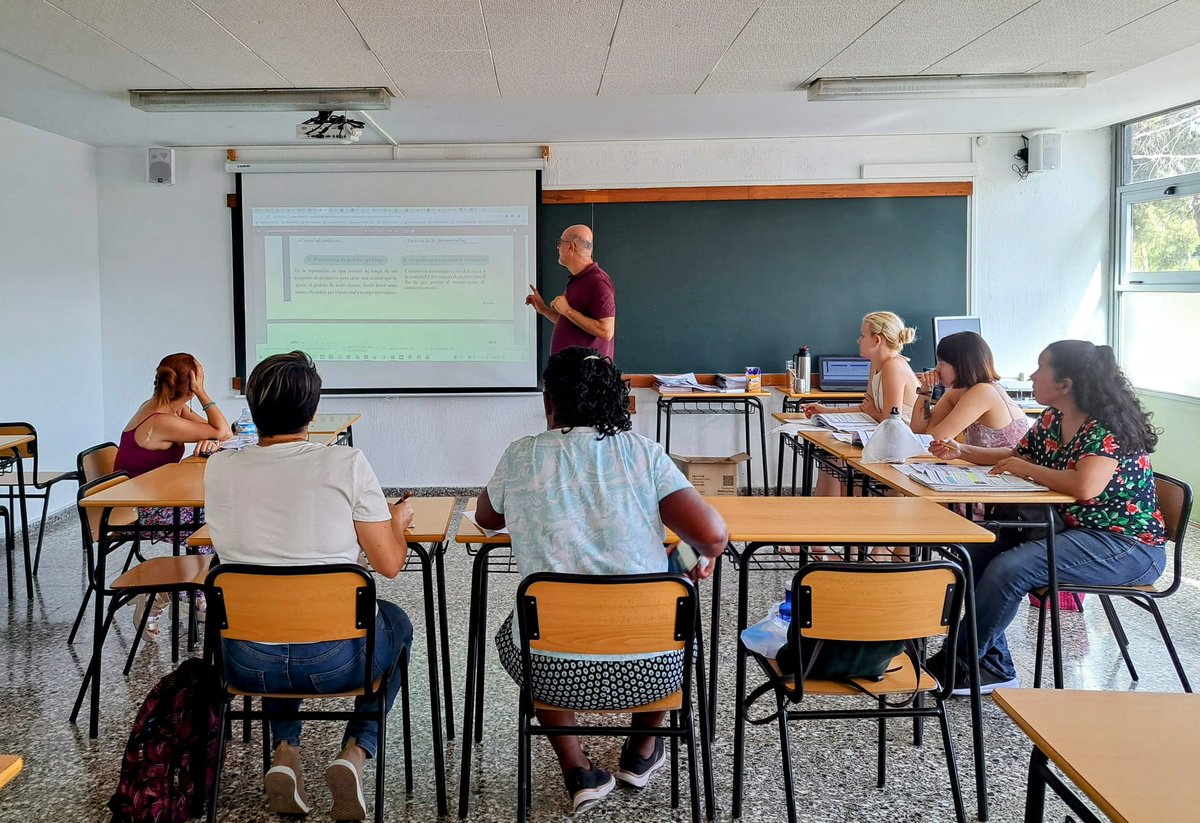 gzaracho_ecca's tweet photo. ✅En esta calurosa 🌞 mañana alicantina nuestras alumnas desafiaron las altas temperaturas para venir a tutoría grupal del Proyecto de formación y apoyo al empleo para #MujeresMigrantes. Vamos avanzando con los módulos de formación en ventas 🛒. En verano  #EccaTeAcompaña https://t.co/i971QOtF0U