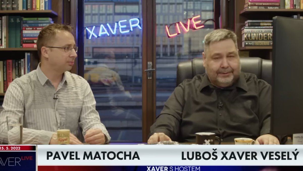 vojber's tweet image. Místopředseda Rady ČT Pavel Matocha se na jednání rady ptá, jak je na tom stížnost, kterou proti ČT podala internetová televize XTV. Sedí u toho další radní Lubomír "Xaver" Veselý, který je shodou náhod hlavní tváří XTV, kde ČT soustavně ostřeluje. Velmi, velmi pěkné