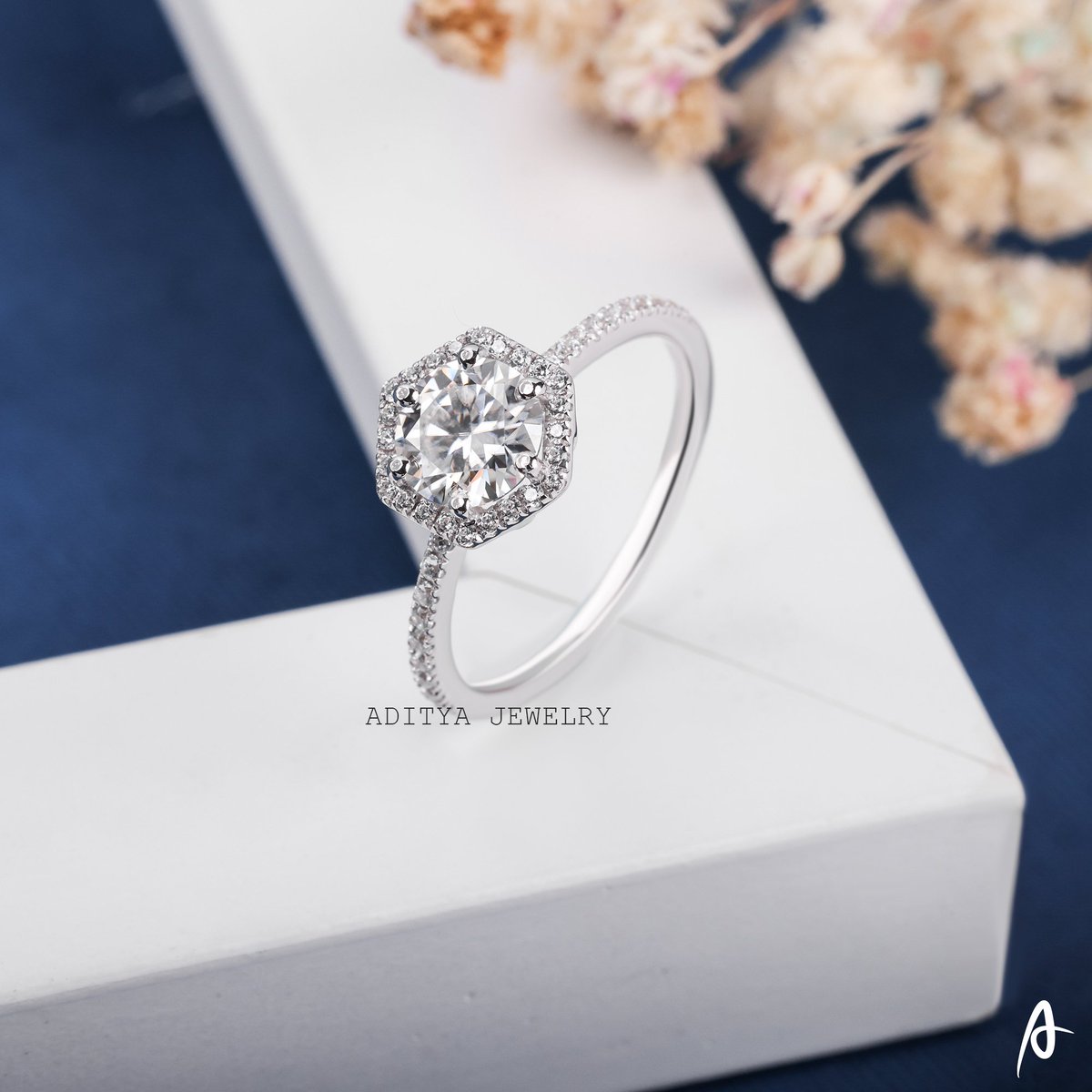 AdityaJewelry's tweet image. Hexagon Shape Halo Round Moissanite Engagement Ring

❆ STONE DETAILS:
➢ Stone Shape: Round
➢ Stone Weight: 1.30 CT (App.)
➢ Side Stone Shape: Round
➢ Side Stone Weight: 0.27 TCW (App.)

You can visit our store for more:
etsy.com/shop/AdityaJew…

#rounddiamond #weddingring