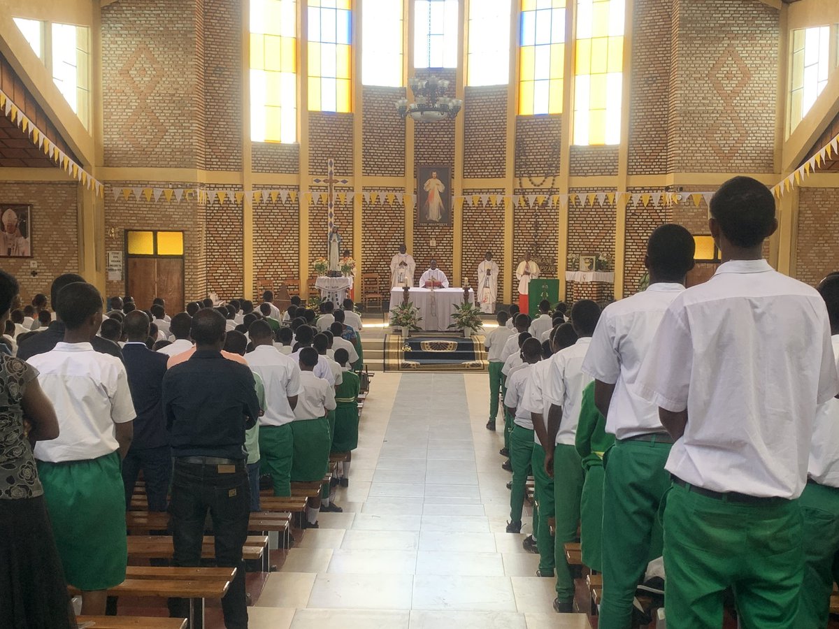 kibehoradiomari's tweet image. Abayobozi , abakozi ndetse n’abanyeshuri bari kwitegura ibizamini bya #Leta muri #Collège st Marie Reine #Kabgayi bari mu rugendo nyobokamana i #Kibeho