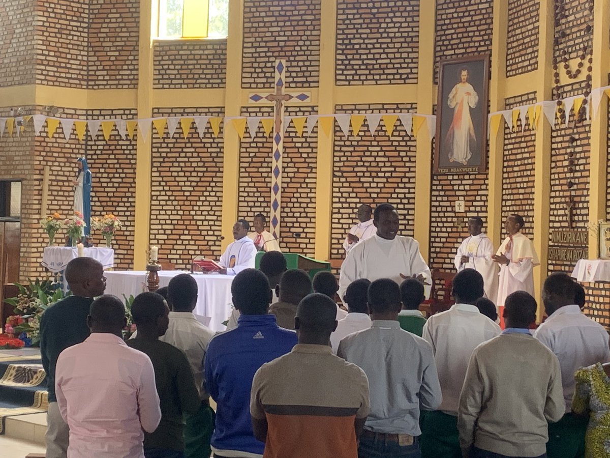 kibehoradiomari's tweet image. Abayobozi , abakozi ndetse n’abanyeshuri bari kwitegura ibizamini bya #Leta muri #Collège st Marie Reine #Kabgayi bari mu rugendo nyobokamana i #Kibeho