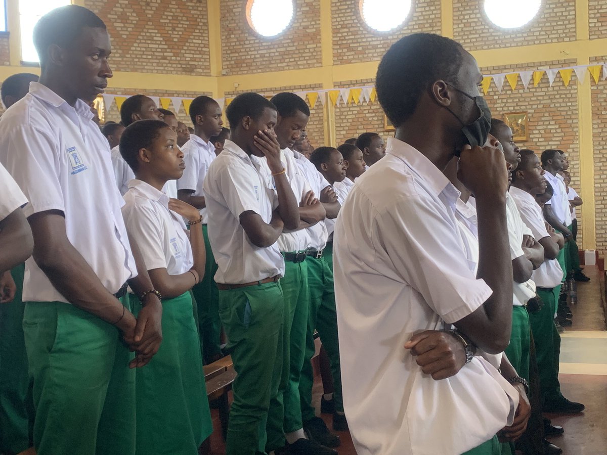 kibehoradiomari's tweet image. Abayobozi , abakozi ndetse n’abanyeshuri bari kwitegura ibizamini bya #Leta muri #Collège st Marie Reine #Kabgayi bari mu rugendo nyobokamana i #Kibeho