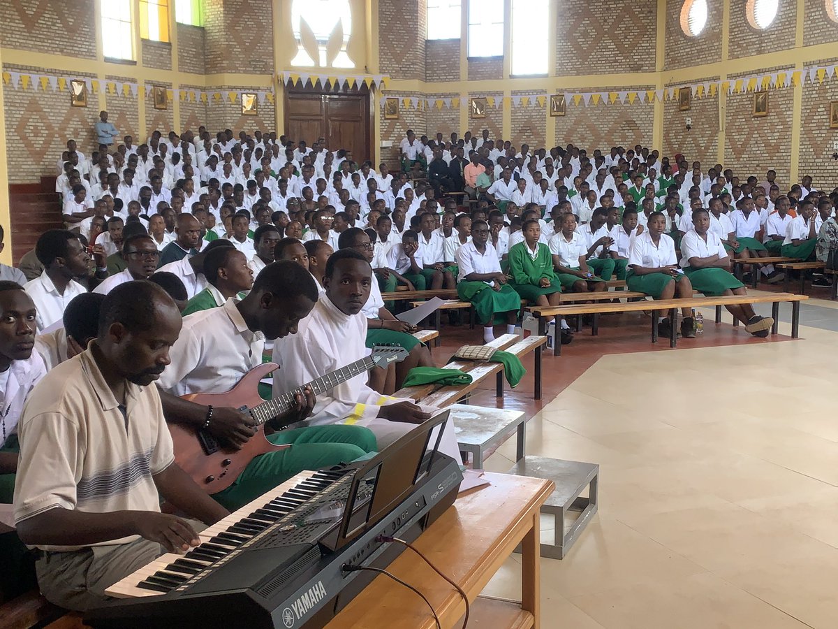 kibehoradiomari's tweet image. Abayobozi , abakozi ndetse n’abanyeshuri bari kwitegura ibizamini bya #Leta muri #Collège st Marie Reine #Kabgayi bari mu rugendo nyobokamana i #Kibeho