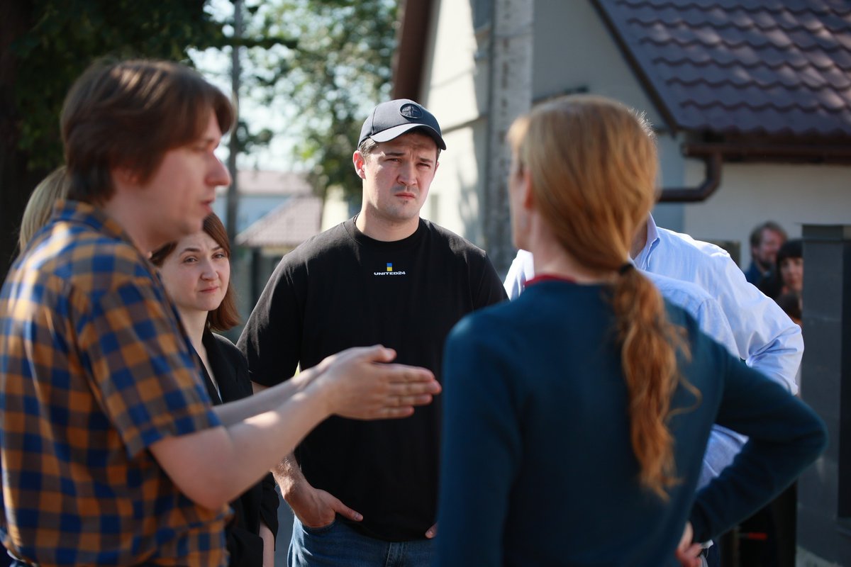 DIGITUkraine's tweet photo. Делегація USAID на чолі із @PowerUSAID відвідала Бучу. Делегацію ознайомили з процесом відшкодування збитків за пошкоджене майно та результатами роботи програми єВідновлення. 
Докладніше ➡️ https://t.co/xsNIUMgvaY https://t.co/inoCbNnafO