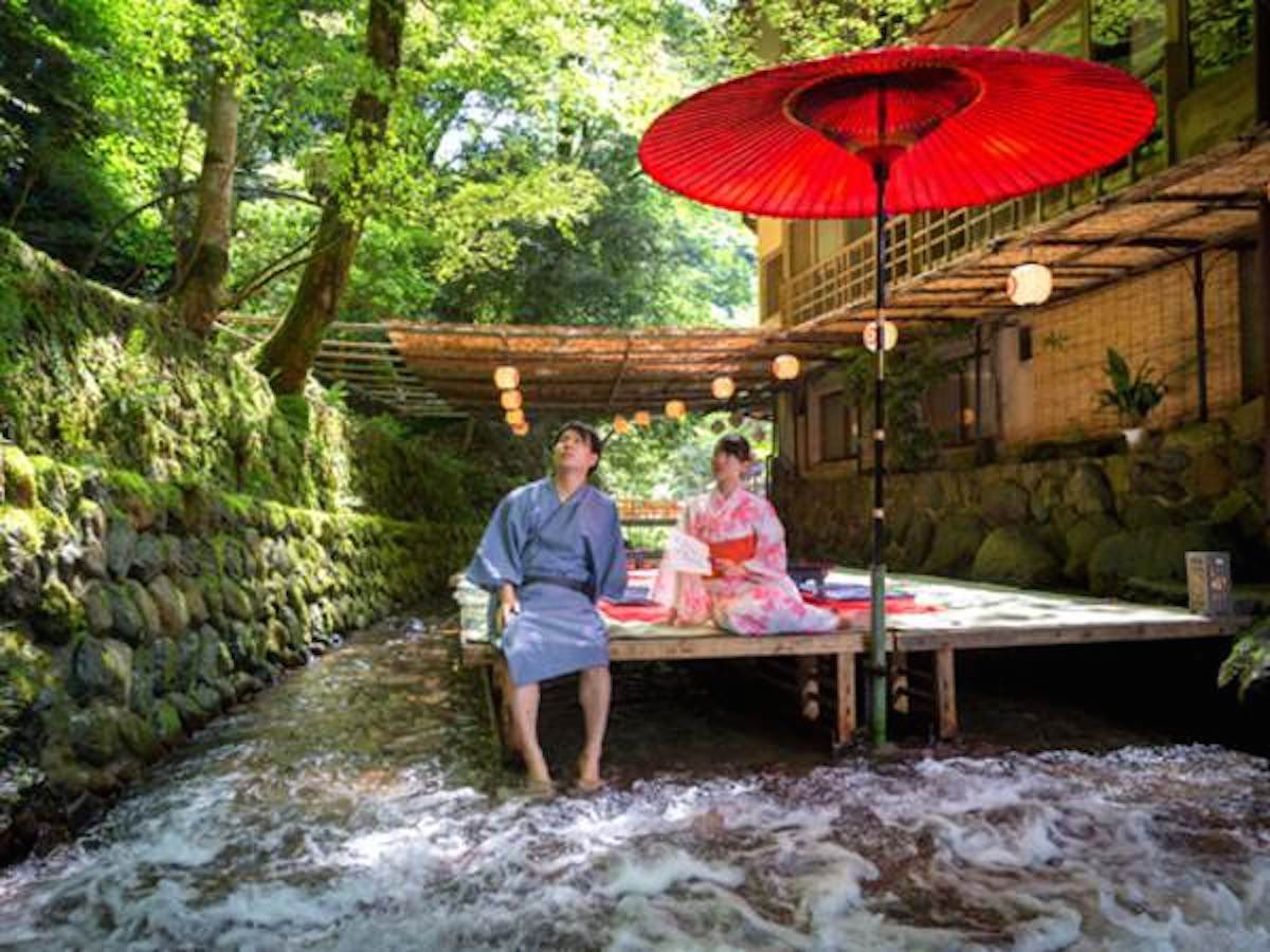 大阪や京都には納涼床や川床といった涼しさを感じる場所で料理をいただくことができる夏の風物詩があります🎐✨
In Osaka and Kyoto, there is a summer tradition where you can enjoy food in places where you can feel the coolness, such as Noryo-doko or Kawadoko.🍧