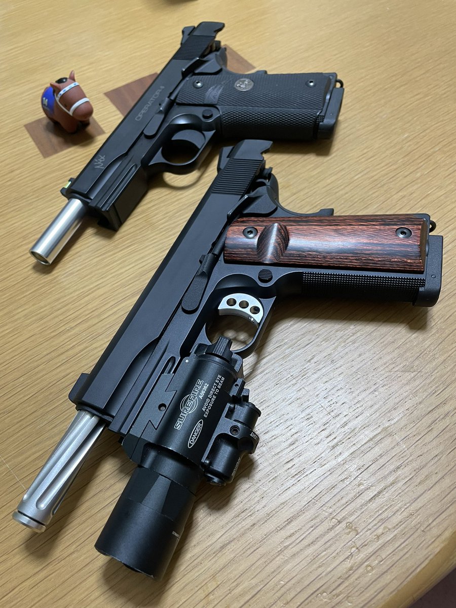 HikozaTwi's tweet photo. 公式が対応ラバグリ出してくれているのは非常にありがたくて、あーでもないこーでもないとパーツが取っ替え引っ替えされていく…そのうちレイルなしフレームバリエーションでハードボーラーとか来ねえかしら
#M45NS #NiteShift #carbon8 https://t.co/Bq1EkuH0Js