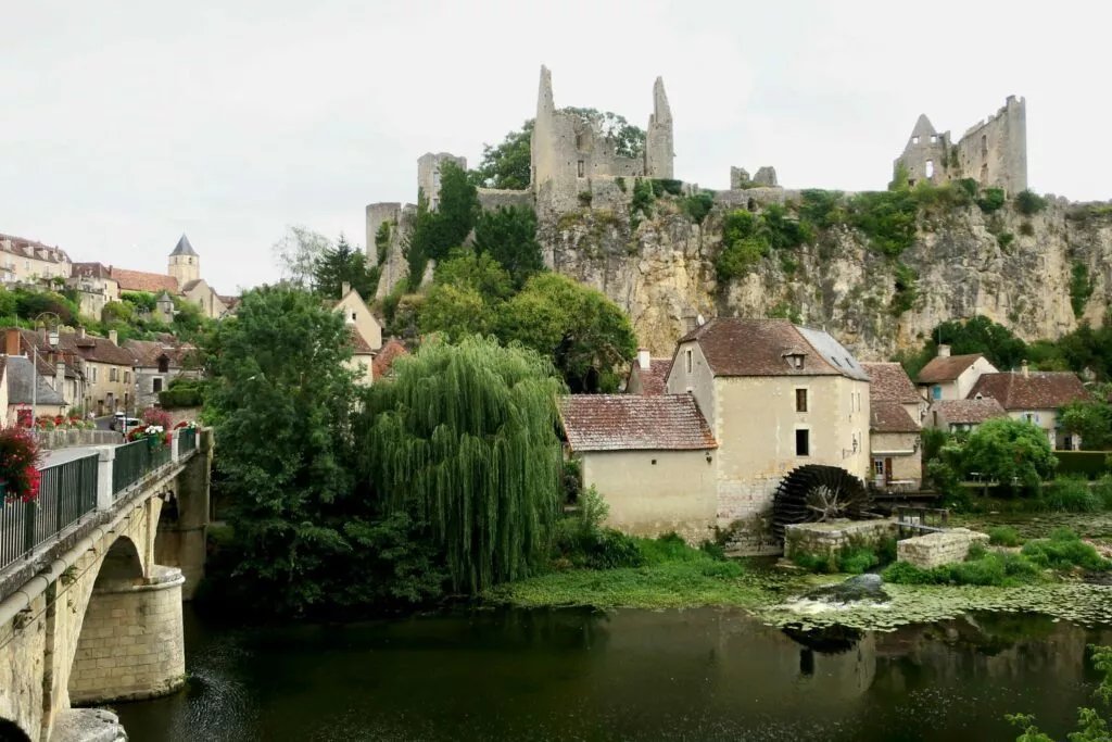 ChristineAlfarg's tweet photo. Découvrez aussi #AnglessurlAnglin, l’un des plus beaux villages de France🇫🇷 et l'abbaye de #NouailléMaupertuis près de @P0ITIERS⛪️@LPBVF #Poitou @MarquePoitou @tourisme86 @departementsfr @departement86 #MagnifiqueFrance☀️ https://t.co/613zKZrjss