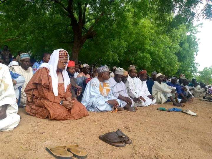 farmersvoice_ng's tweet photo. Farmers in Bauchi are conducting rain prayers amidst a delay in rainfall and water shortage. In Jama'are local government area of Bauchi state, they have turned to special prayers in response to the imminent threat of drought caused by the absence of consistent rainfall. @YZYau https://t.co/zbAgldynuL