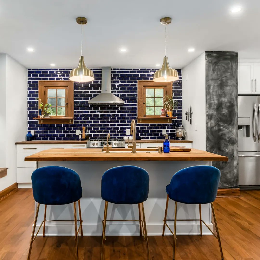 Dream_Baths's tweet photo. Preserving the past while embracing the future; check out the sleek lines and vintage vibes of this captivating old world kitchen remodel. #kitchen #remodel #contractors #columbus #craftsmanship #customhomeservices https://t.co/5NfQlw3hOy