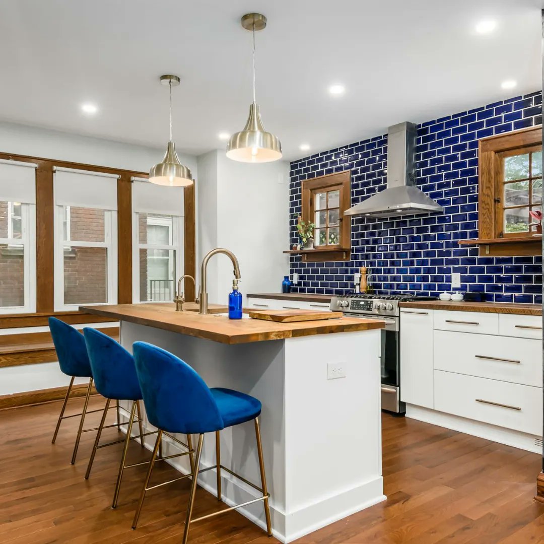 Dream_Baths's tweet photo. Preserving the past while embracing the future; check out the sleek lines and vintage vibes of this captivating old world kitchen remodel. #kitchen #remodel #contractors #columbus #craftsmanship #customhomeservices https://t.co/5NfQlw3hOy