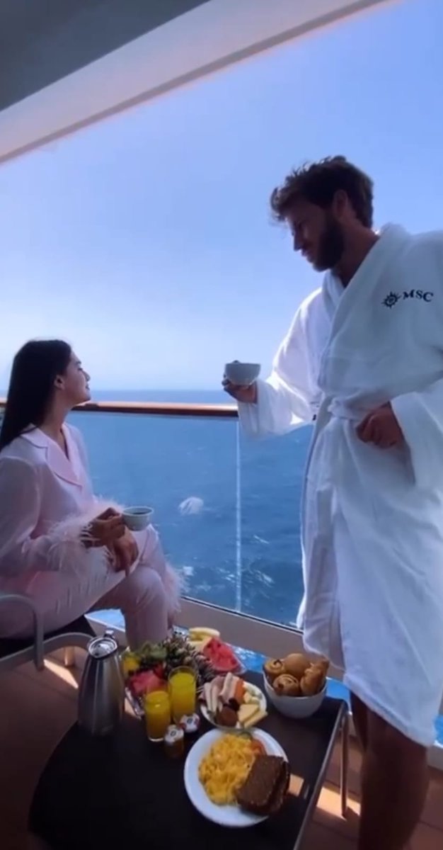 neven870's tweet photo. بعد يوم طويل و ممتع في الكروز 🛳تحتاجوا مكان يرجعلكم و الحيوية 😁

النادي الصحي يقدم خدمات متنوعة إبتداءً من المساج، صالون الحلاقة، صالون نسائي،  الساونا و حمام البخار، و غرف الاسترخاء و غيرها. 💆🏼‍♀️💆🏻

كل اللي عليكم تحجزوا📲📲 و تستمعوا ✨

#كروز_السعودية https://t.co/0qEYJLov1x