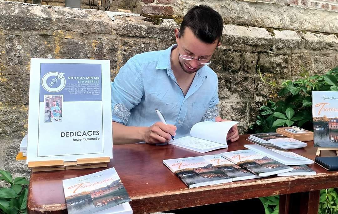 [𝑺𝒏𝒆𝒂𝒌 𝑷𝒆𝒆𝒌✍]

Découvrez en images la séance de dédicaces de Nicolas Minair pour son recueil "Traversées" à la librairie du Château de Ruesnes.

#dedicace #rencontre #lecture #Lysbleueditions #jesoutienslesauteurs
