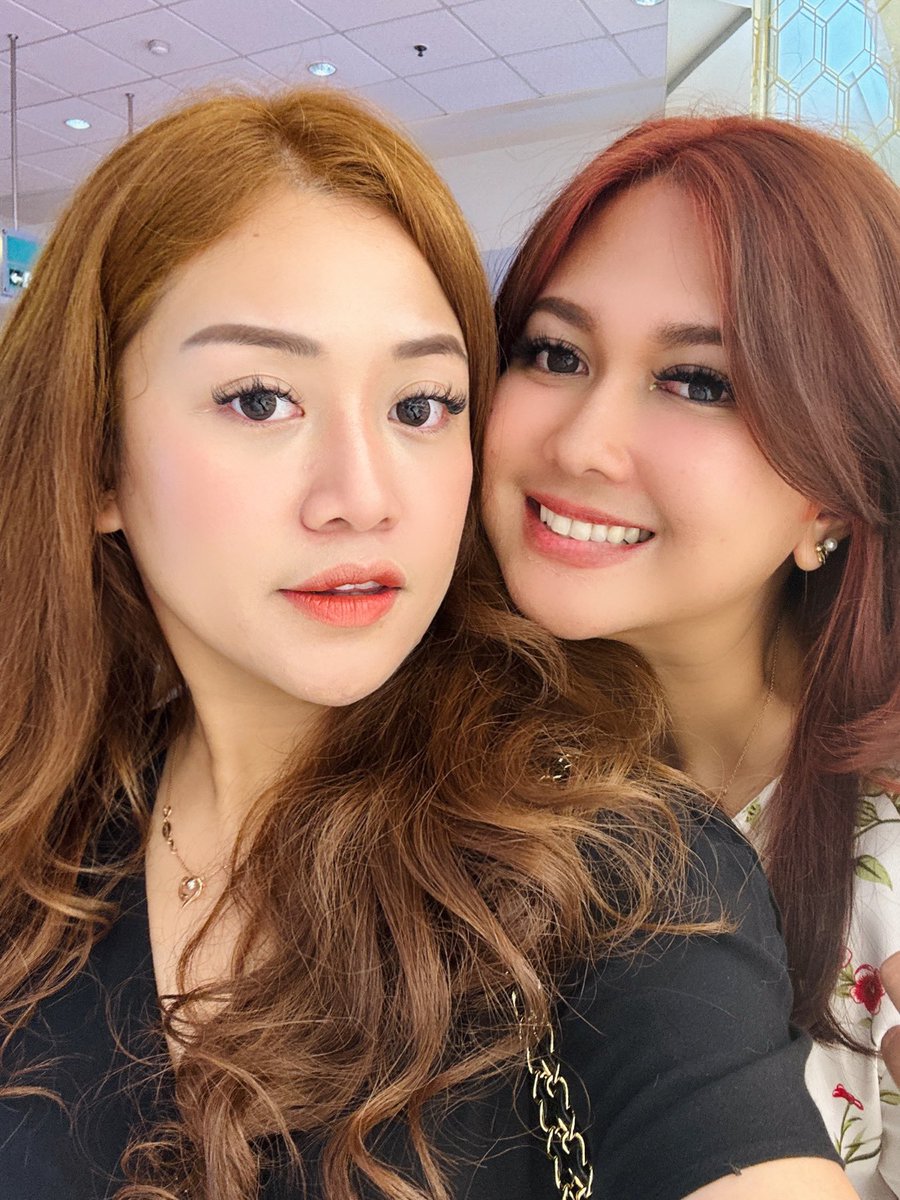 agannyi's tweet image. Jadi kemarin aku warnain rambut di Hair Color Studio dari @GarnierID Color Naturals di Mbloc. Ini aku pake yang golden brown 🤭
Cukup beli minimal 2 sachet aja, kita bisa gratis diaplikasiin catnya di sana. Absolutely worth it! Yuk, acaranya msh smp 21 Juli ya! #colorpower