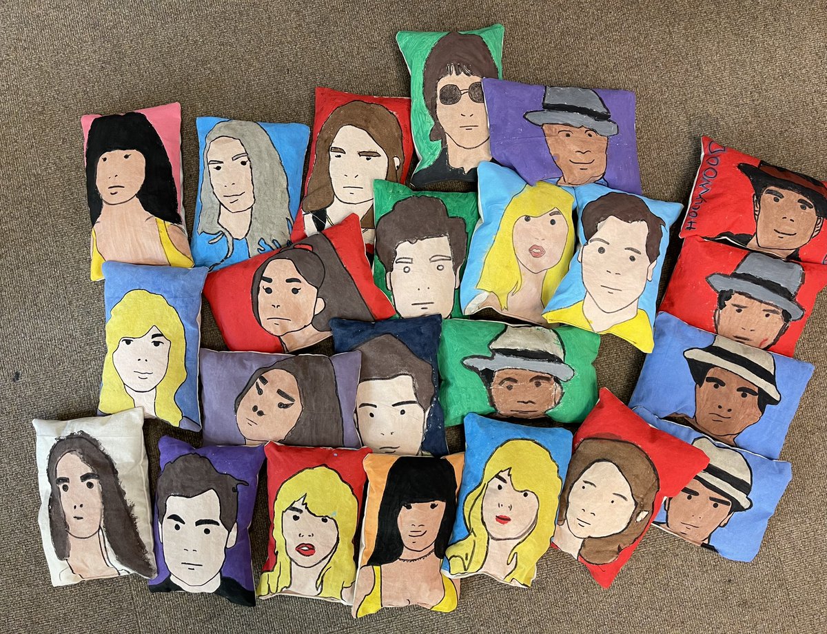 Havelock_PhArt's tweet image. Miss Bruton is going to miss 7R! You have all been an absolute pleasure to teach! Superstars 🤩🤩 fantastic Julian Opie inspired Pop Art Celebrity cushions!