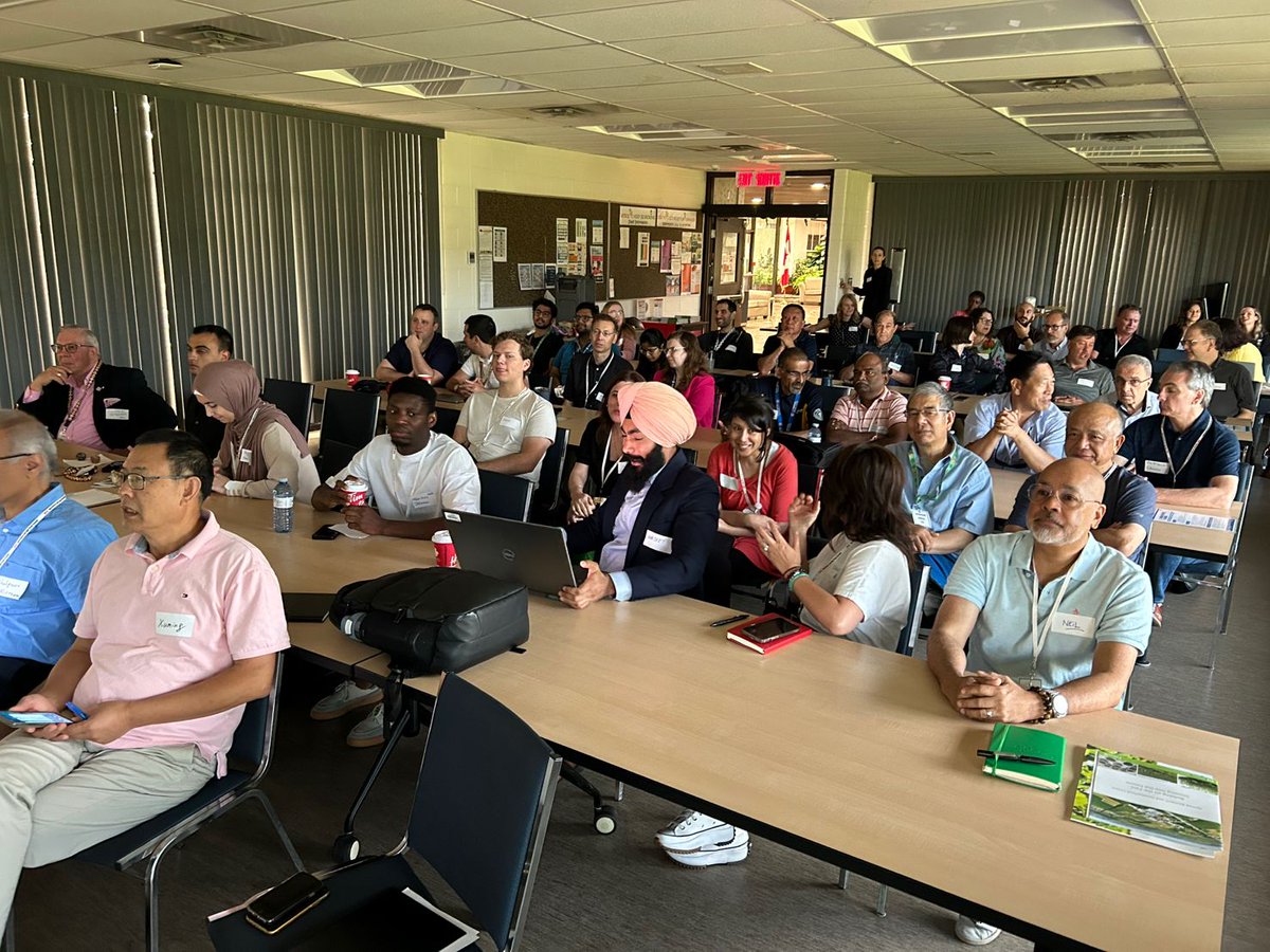 UWindsorRP's tweet image. 🇨🇦🍅🍎🇨🇦

Thank you to the team at Agriculture and Agri-Food Canada for hosting faculty and students for the discussions, breakouts and tours at the Harrow Research Station.

#AgUWin is an opportunity for @UWindsor to support global food security and sustainable food production.