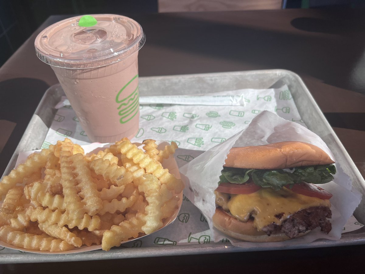 HeadphonesTblog's tweet photo. I really always enjoy eating Shake Shack. Had to go while here in San Diego. Great food  #shackshake @shakeshack https://t.co/ZoJd0AKXW6