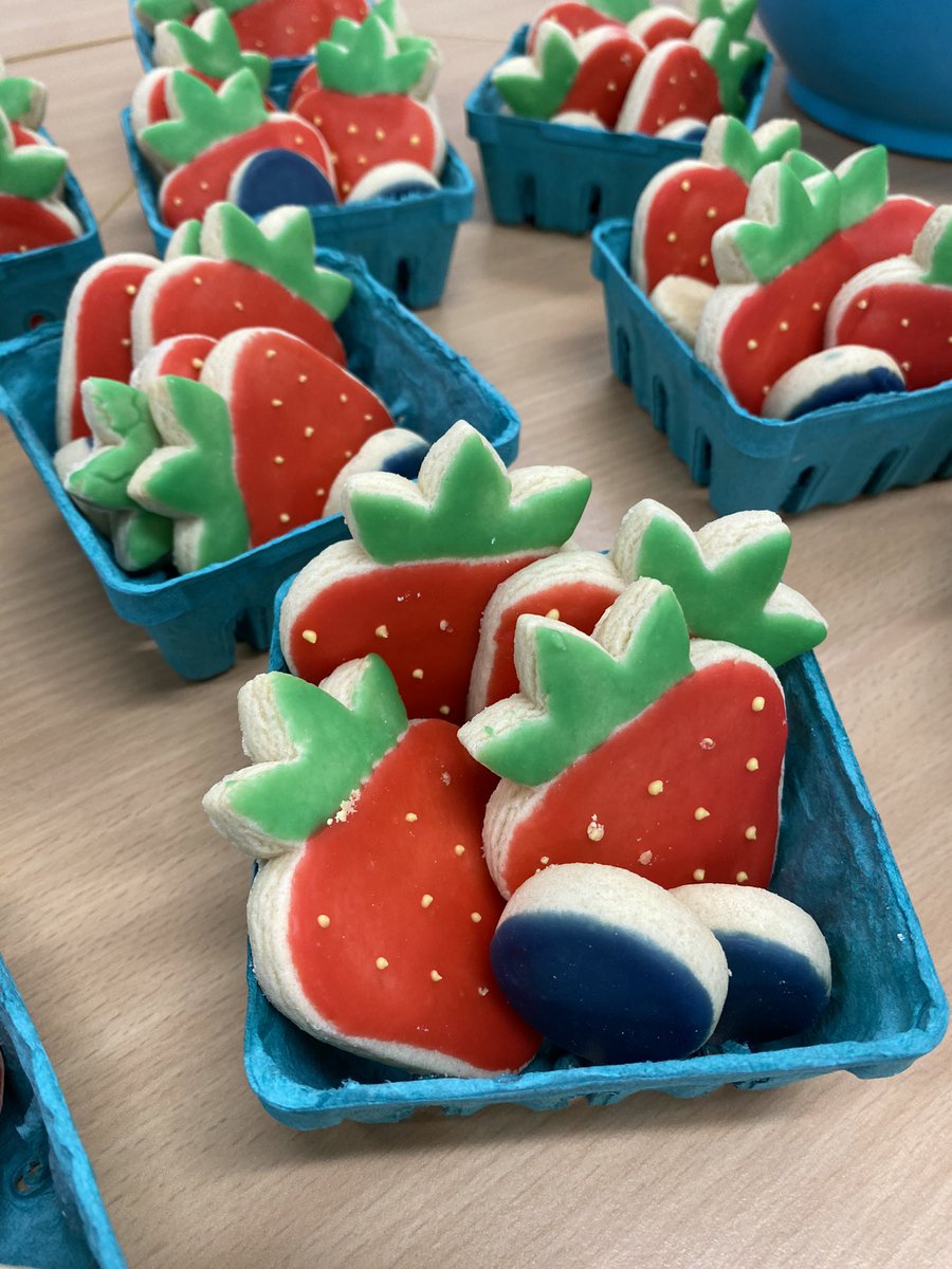 when the #ELMAC26 interns are getting ready to read aloud @MichaelaGoade’s ‘berry song’ at the summer learning institute, why not have berries for breakfast:) @UMichEducation @A2schools #cookiescounttoo! #yum